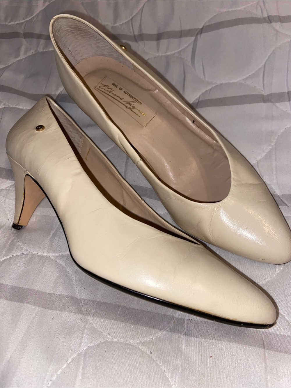 CREAM LEATHER PUMPS Etienne Aigner READ